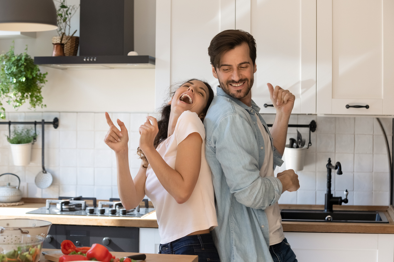 Deux personnes partageant un moment agréable